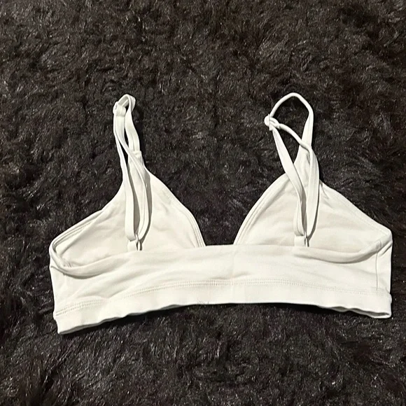 Aritzia
Original Contour Triangle Bralette in matte pearl - Picture 9 of 9